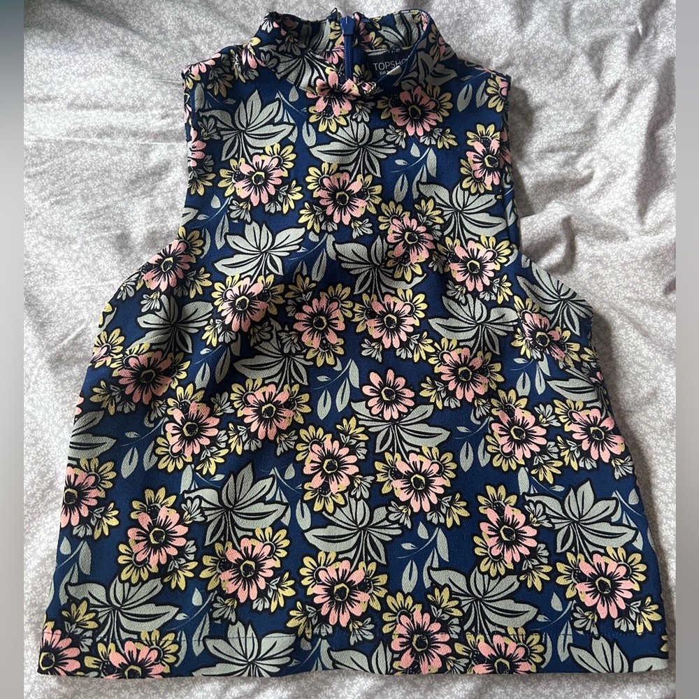 US 4/XS TOPSHOP sleeveless floral blouse